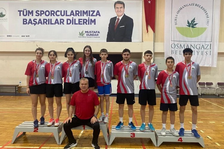 Bursa Osmangazi Badminton takımının şampiyonluk sevinci