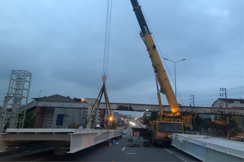 60 Evler üstgeçidinde köprü  ve kiriş montajı tamam