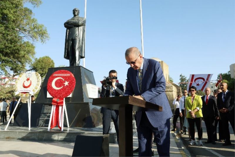 Cumhurbaşkanı Erdoğan, Lefkoşa’daki Atatürk Anıtı‘nı ziyaret etti